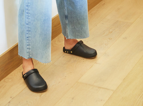 Woman wearing Brant leather mule in black with jeans