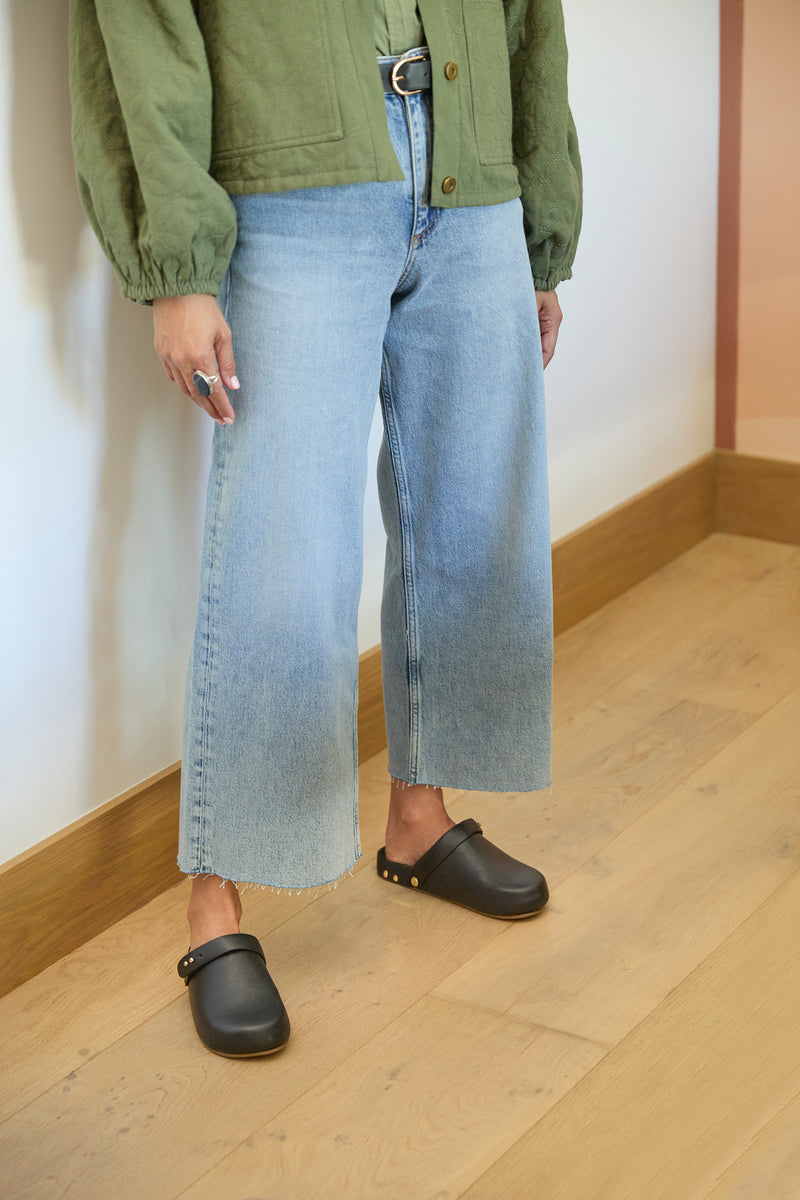 Woman wearing Brant leather mule in black with jeans