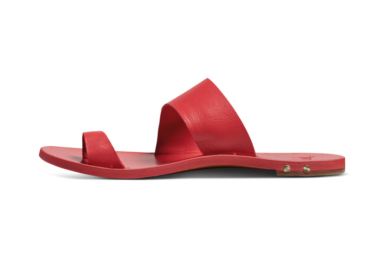 Finch leather toe-ring sandal in lipstick - product side shot