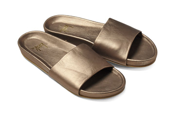 Gallito leather slide sandal in mocha - angle shot