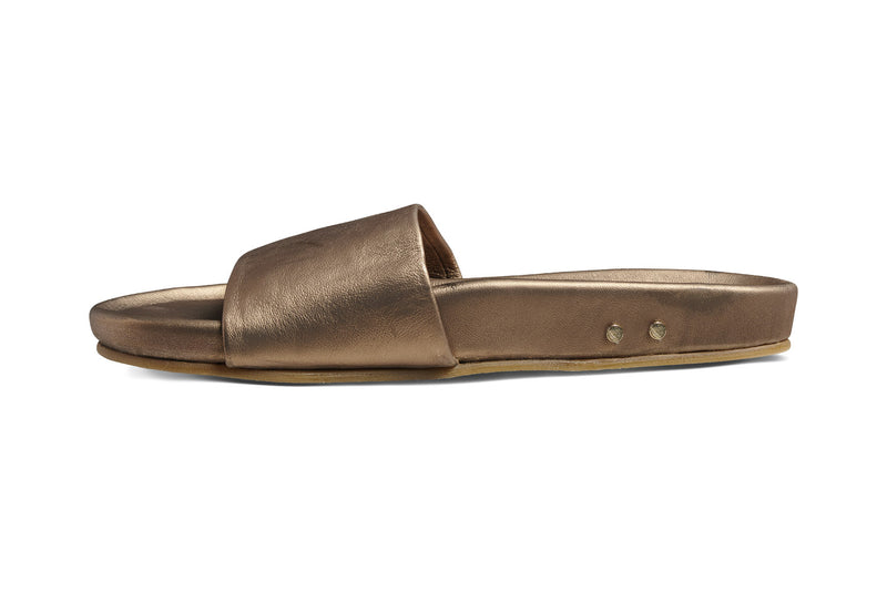 Gallito leather slide sandal in mocha - side shot