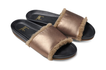 Gallito Shearling leather slide sandals in mocha/black - product angle shot