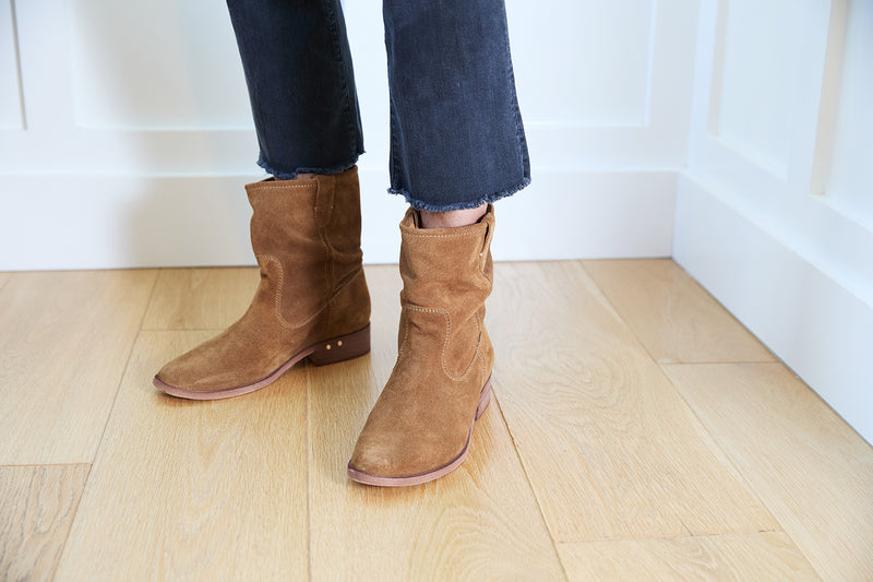 Woman wearing Grouse slouchy leather boot in chestnut with jeans