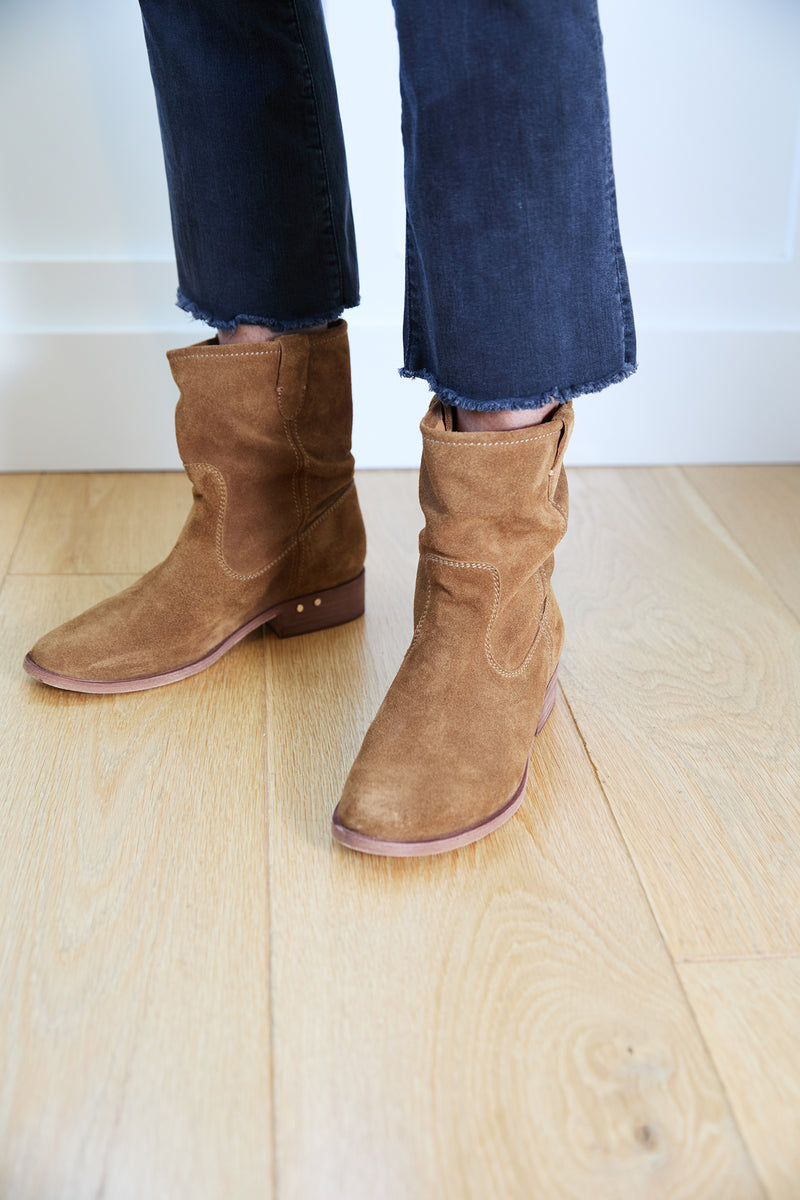 Woman wearing Grouse slouchy leather boot in chestnut with jeans