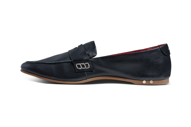 Moorhen leather loafer in black - product side shot