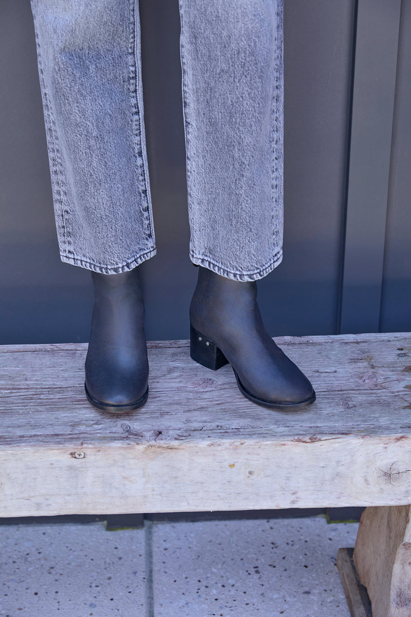 Woman wearing Pheasant leather boots in black with jeans 