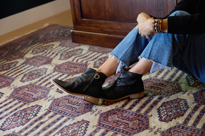 Woman wearing Quail leather boot in black with jeans