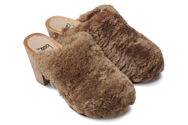 Woodpecker Más Shearling clog in bronze - product angle shot